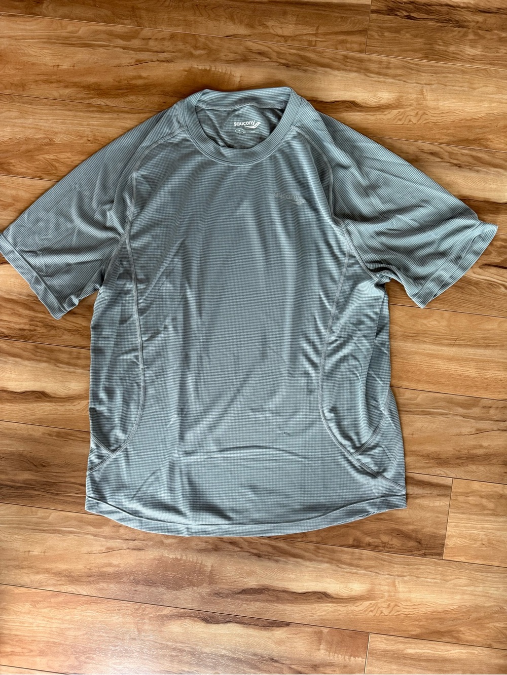Saucony Men’s Short Sleeve Performance Tee in Grey